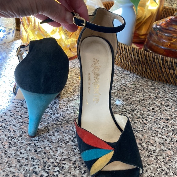 Shoes with unique colors to show off! - Picture 4 of 5